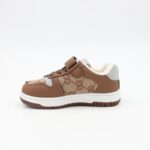 ⁦حذاء برباط ولاصق للأطفال لون بني ونعل أبيض⁩ - الصورة ⁦5⁩