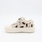 ⁦حذاء برباط ولاصق للأطفال لون بيج وأسود و أبيض⁩ - الصورة ⁦4⁩