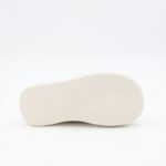 ⁦حذاء برباط ولاصق للأطفال لون بيج وأسود و أبيض⁩ - الصورة ⁦5⁩