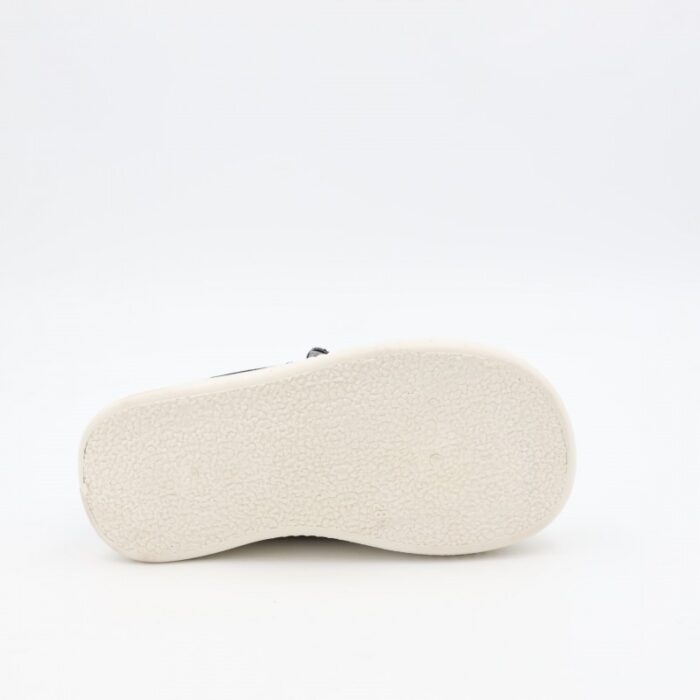 ⁦حذاء برباط ولاصق بلمعة للأطفال لون أسود و أبيض⁩ - الصورة ⁦5⁩