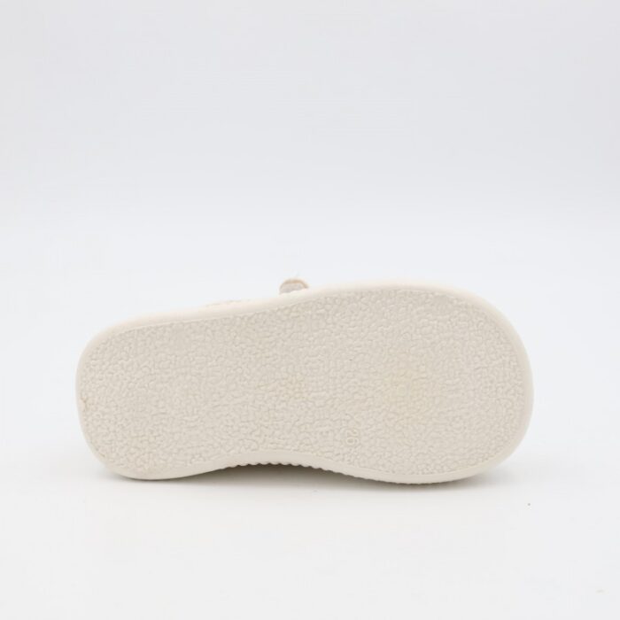 ⁦حذاء برباط ولاصق بلمعة للأطفال لون أسود و أبيض⁩ - الصورة ⁦5⁩