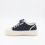 ⁦حذاء برباط ولاصق بلمعة للأطفال لون كحلي و أبيض⁩ - الصورة ⁦4⁩