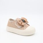 ⁦حذاء برباط ولاصق بلمعة للأطفال لون بيج و أبيض⁩ - الصورة ⁦2⁩