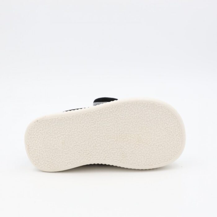 ⁦حذاء للأطفال لون أسود و أبيض⁩ - الصورة ⁦5⁩