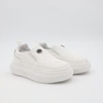 حذاء للأطفال والنساء لون أبيض