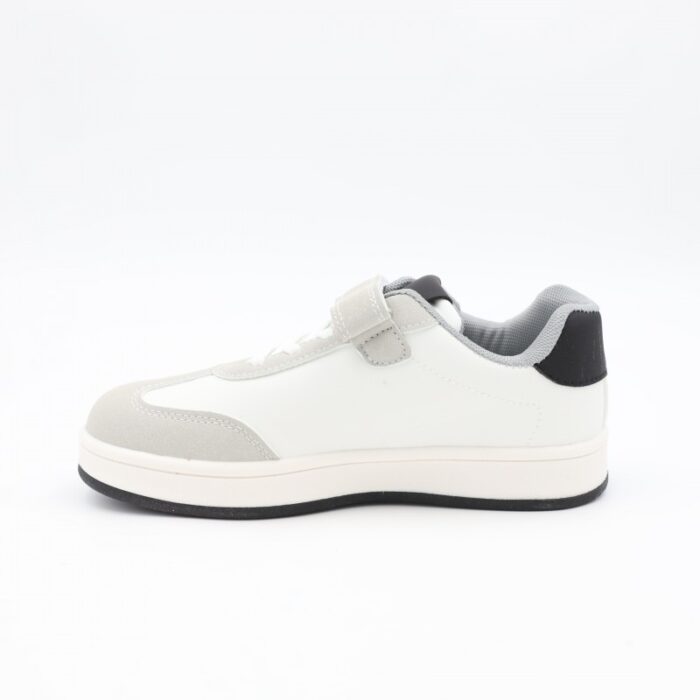 ⁦حذاء للأطفال لون أبيض ورمادي ونعل أبيض⁩ - الصورة ⁦2⁩