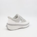 ⁦حذاء رياضي للنساء لون رمادي و أبيض⁩ - الصورة ⁦4⁩