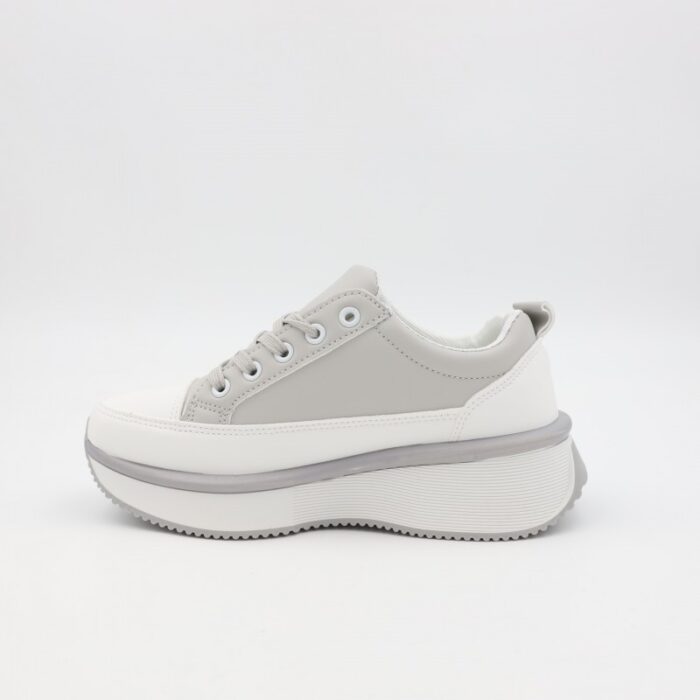 ⁦حذاء رياضي للنساء لون رمادي و أبيض⁩ - الصورة ⁦5⁩