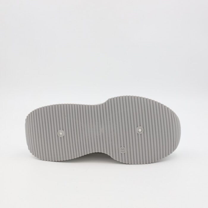 ⁦حذاء رياضي للنساء لون رمادي و أبيض⁩ - الصورة ⁦6⁩