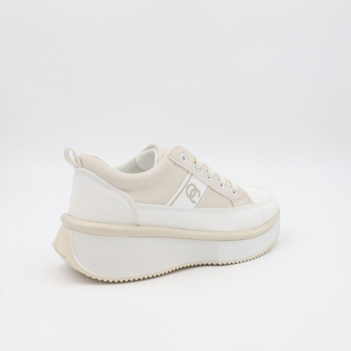 ⁦حذاء رياضي للجنسين لون بيج و أبيض⁩ - الصورة ⁦4⁩