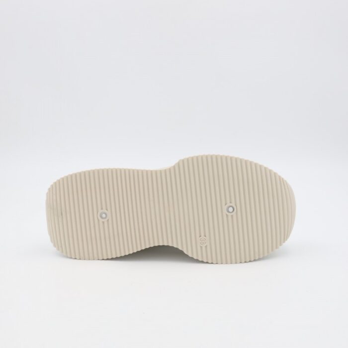 ⁦حذاء رياضي للجنسين لون بيج و أبيض⁩ - الصورة ⁦6⁩