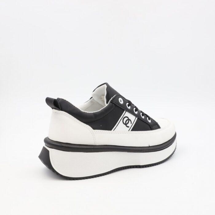 ⁦حذاء رياضي للجنسين لون أسود و أبيض⁩ - الصورة ⁦4⁩