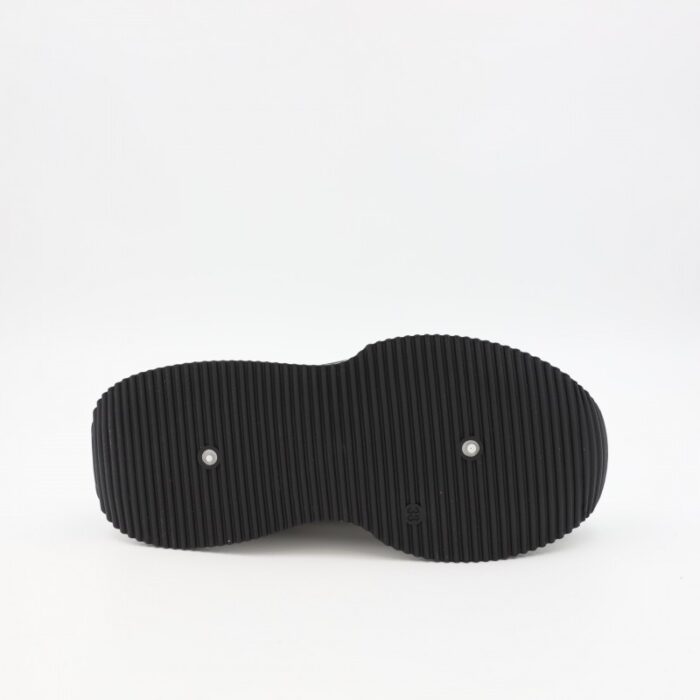 ⁦حذاء رياضي للجنسين لون أسود و أبيض⁩ - الصورة ⁦6⁩