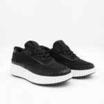 حذاء رياضي للنساء لون أسود و أبيض