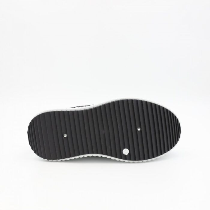 ⁦حذاء رياضي للنساء لون أسود و أبيض⁩ - الصورة ⁦5⁩