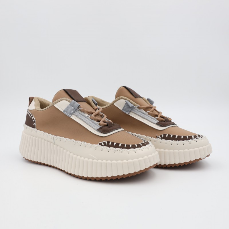 103376456_67dca43a477f5 حذاء رياضي للنساء لون بني و أبيض - الصورة 1