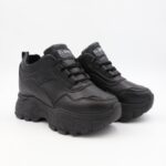 حذاء رياضي للنساء بكعب لون أسود