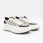 حذاء رياضي للنساء لون أبيض وبيج