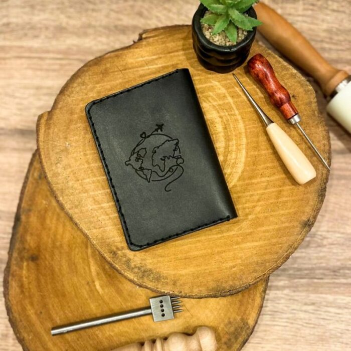 103376481_67dca45045fad محفظه جواز سفر وبطاقات صناعه يدويه جلد طبيعي للجنسين - الصورة 1