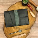 ⁦محفظه جواز سفر وبطاقات صناعه يدويه جلد طبيعي للجنسين⁩ - الصورة ⁦2⁩