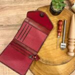 محفظة صناعه يدويه جلد طبيعي للنساء لون احمر مقاس 11*10