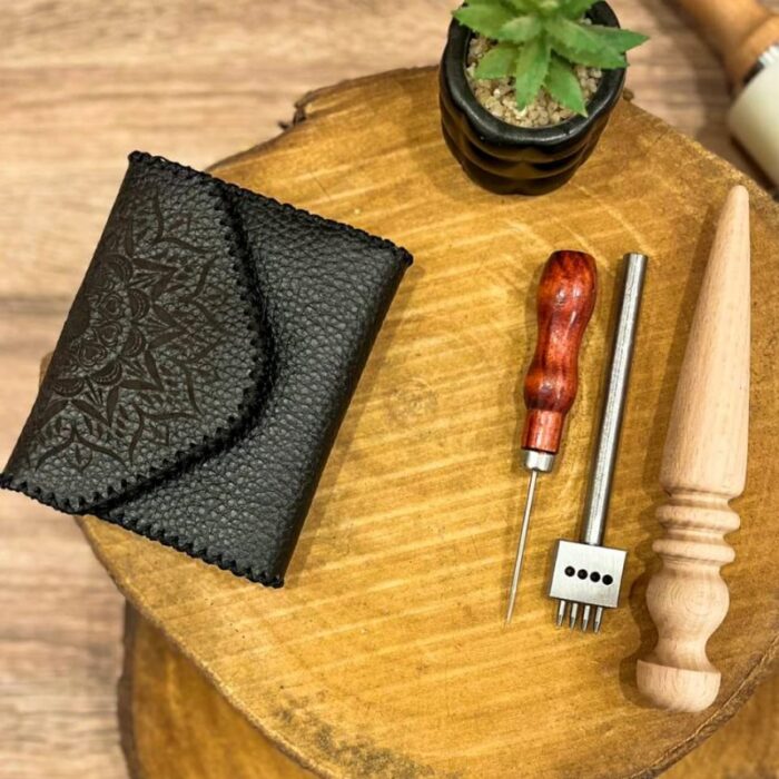 103376483_67dca4535638c محفظة صناعه يدويه جلد طبيعي للنساء لون اسود مقاس 11*10 - الصورة 1