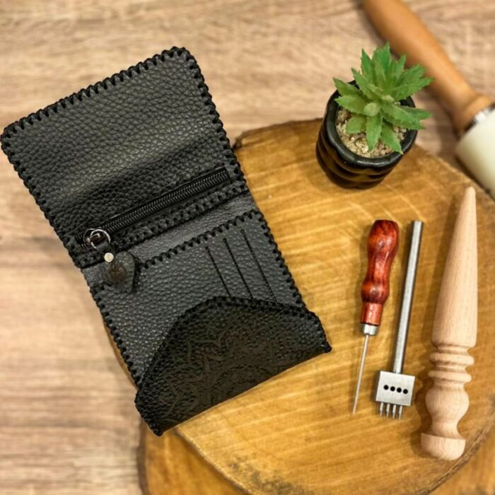 ⁦محفظة صناعه يدويه جلد طبيعي للنساء لون اسود مقاس 11*10⁩ - الصورة ⁦2⁩
