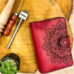 محفظة صناعه يدويه جلد طبيعي للنساء لون احمر مقاس 11*14