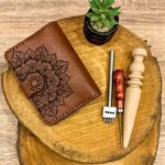 ⁦محفظة صناعه يدويه جلد طبيعي للنساء لون عسلي مقاس 11*14⁩ - الصورة ⁦2⁩