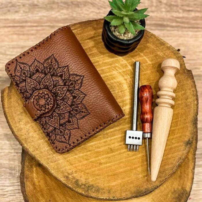 ⁦محفظة صناعه يدويه جلد طبيعي للنساء لون عسلي مقاس 11*14⁩ - الصورة ⁦2⁩