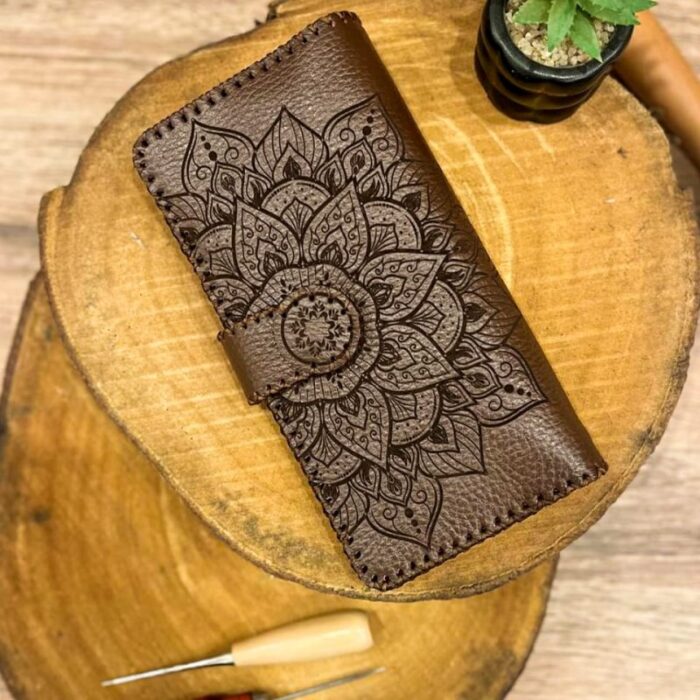 103376492_67dca45c88036 محفظة صناعه يدويه جلد طبيعي للنساء لون بني مقاس 20*11 - الصورة 1