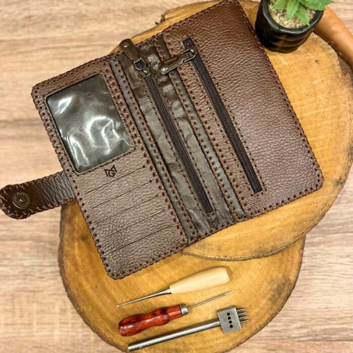 ⁦محفظة صناعه يدويه جلد طبيعي للنساء لون بني مقاس 20*11⁩ - الصورة ⁦2⁩