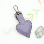 ⁦ميدالية صناعه يدويه جلد طبيعي شكل قلب حجم كبير لون نهدي⁩ - الصورة ⁦2⁩