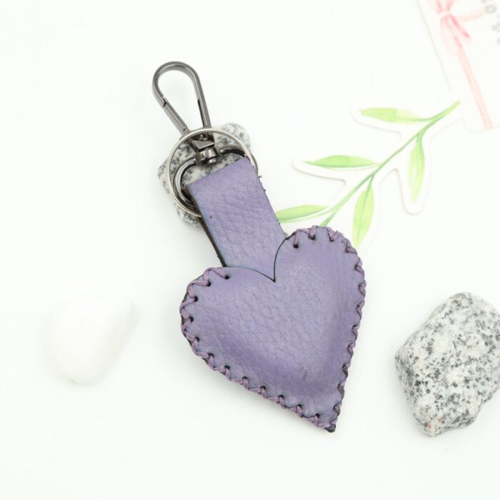 ⁦ميدالية صناعه يدويه جلد طبيعي شكل قلب حجم كبير لون نهدي⁩ - الصورة ⁦2⁩