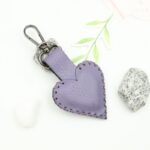 ⁦ميدالية صناعه يدويه جلد طبيعي شكل قلب حجم كبير لون نهدي⁩ - الصورة ⁦3⁩