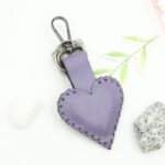 ⁦ميدالية صناعه يدويه جلد طبيعي شكل قلب حجم كبير لون نهدي⁩ - الصورة ⁦4⁩