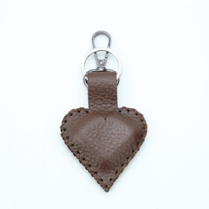 103376495_67dca45ea4012 ميدالية صناعه يدويه جلد طبيعي شكل قلب حجم كبير لون بني غامق - الصورة 1