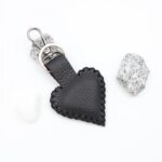 ⁦ميدالية صناعه يدويه جلد طبيعي شكل قلب حجم كبير لون اسود⁩ - الصورة ⁦2⁩