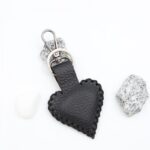 ⁦ميدالية صناعه يدويه جلد طبيعي شكل قلب حجم كبير لون اسود⁩ - الصورة ⁦3⁩