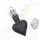 ⁦ميدالية صناعه يدويه جلد طبيعي شكل قلب حجم كبير لون اسود⁩ - الصورة ⁦4⁩