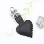 ⁦ميدالية صناعه يدويه جلد طبيعي شكل قلب حجم كبير لون اسود⁩ - الصورة ⁦5⁩