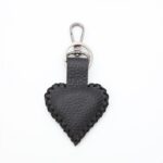 ⁦ميدالية صناعه يدويه جلد طبيعي شكل قلب حجم كبير لون اسود⁩ - الصورة ⁦6⁩