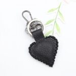 ميدالية صناعه يدويه جلد طبيعي شكل قلب حجم صغبر لون اسود