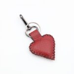 ميدالية صناعه يدويه جلد طبيعي شكل قلب حجم صغير لون احمر