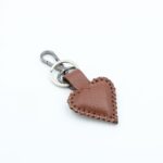 ⁦ميدالية صناعه يدويه جلد طبيعي شكل قلب حجم صغير لون بني⁩ - الصورة ⁦2⁩