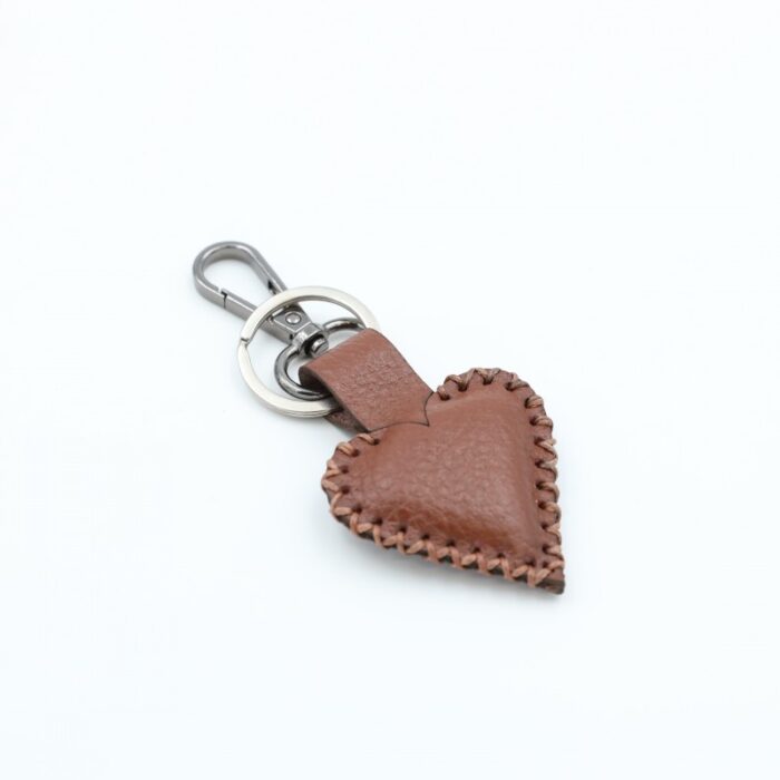 ⁦ميدالية صناعه يدويه جلد طبيعي شكل قلب حجم صغير لون بني⁩ - الصورة ⁦2⁩