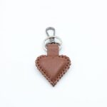 ⁦ميدالية صناعه يدويه جلد طبيعي شكل قلب حجم صغير لون بني⁩ - الصورة ⁦3⁩