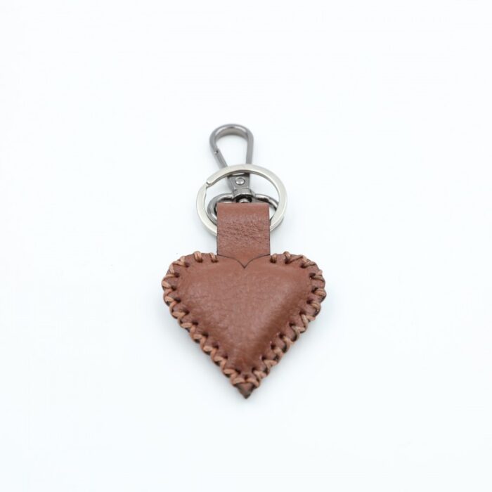 ⁦ميدالية صناعه يدويه جلد طبيعي شكل قلب حجم صغير لون بني⁩ - الصورة ⁦3⁩
