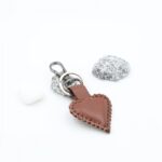 ⁦ميدالية صناعه يدويه جلد طبيعي شكل قلب حجم صغير لون بني⁩ - الصورة ⁦4⁩