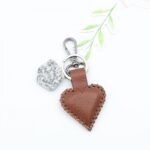 ⁦ميدالية صناعه يدويه جلد طبيعي شكل قلب حجم صغير لون بني⁩ - الصورة ⁦5⁩